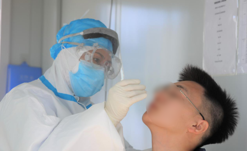 核酸检测鼻子取样图片图片