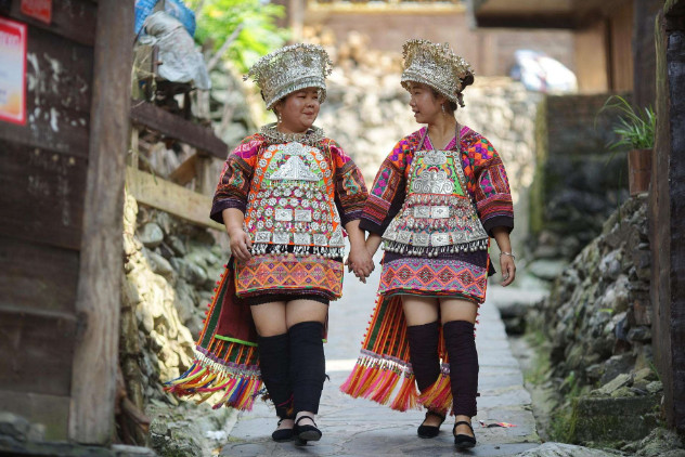 贵州又一村寨走红,女生四季穿5寸短裙,却被称为苗寨奇观