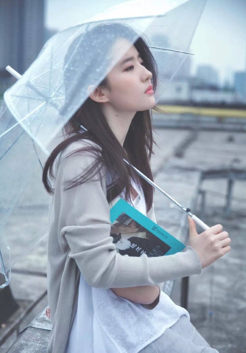 同样是女明星打伞拍照:娜扎最精致,刘亦菲最文艺,陈瑶最让人意外!