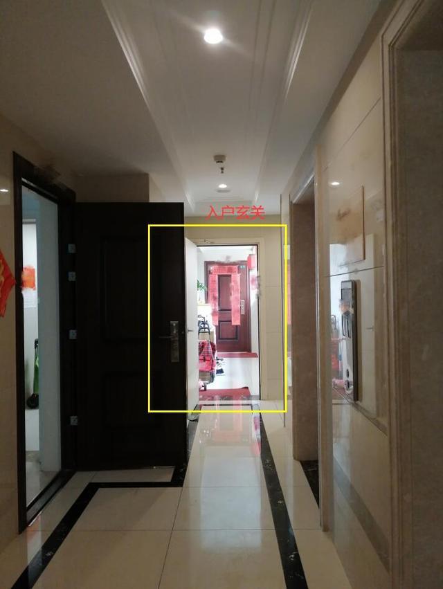 两梯四户中间2户正对电梯还是边户爽走廊直接当自家玄关用
