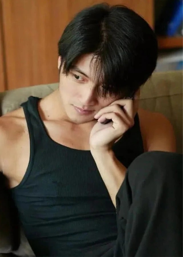 寸头变长发,五官酷似谢霆锋复制粘贴!_腾讯新闻