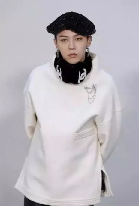 的服装品牌,而在老佛爷眼里权志龙也绝对是个特例,他喜欢为他设计衣服