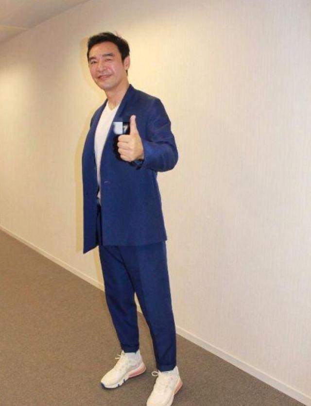 鍾鎮濤自曝年初起幾乎零收入前妻敗光上億資產後如今怎麼樣