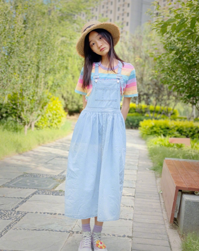 有种野蛮式生长叫纪姿含才13岁就学会穿无痕裤秒变腿精