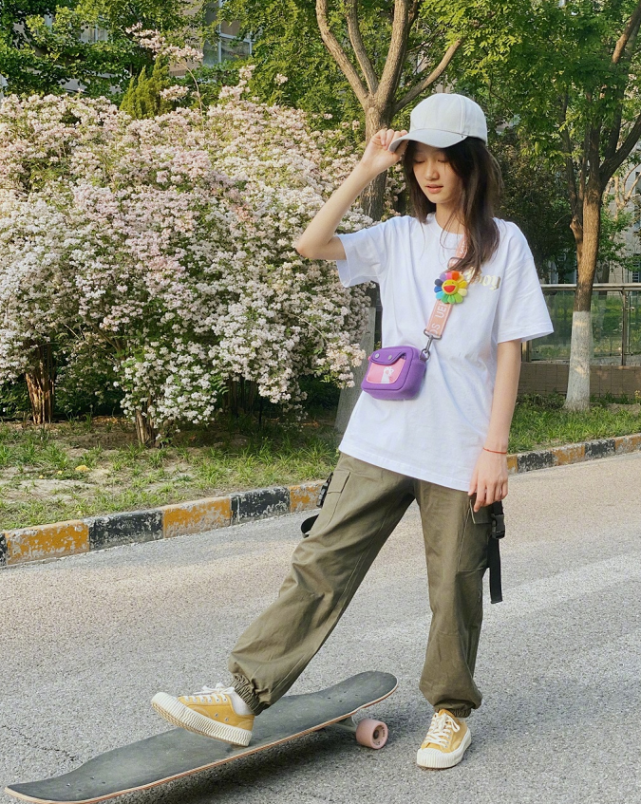 有种野蛮式生长叫纪姿含才13岁就学会穿无痕裤秒变腿精