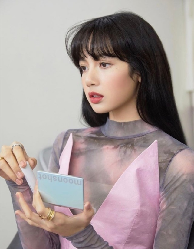 lisa彩妆大片释出一袭梦幻紫色连衣裙瞬间化身人间芭比