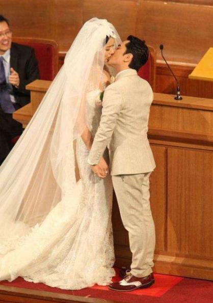 王祖蓝真幸福,李亚男婚后穿着更有品味,大胆又高调