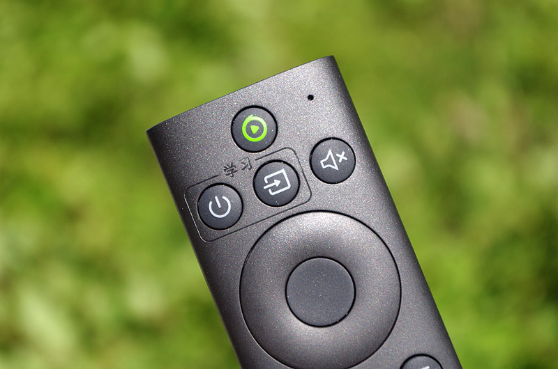 电视果5s plus的遥控器采用了18键设计,供电采用更为常见的7号干电池