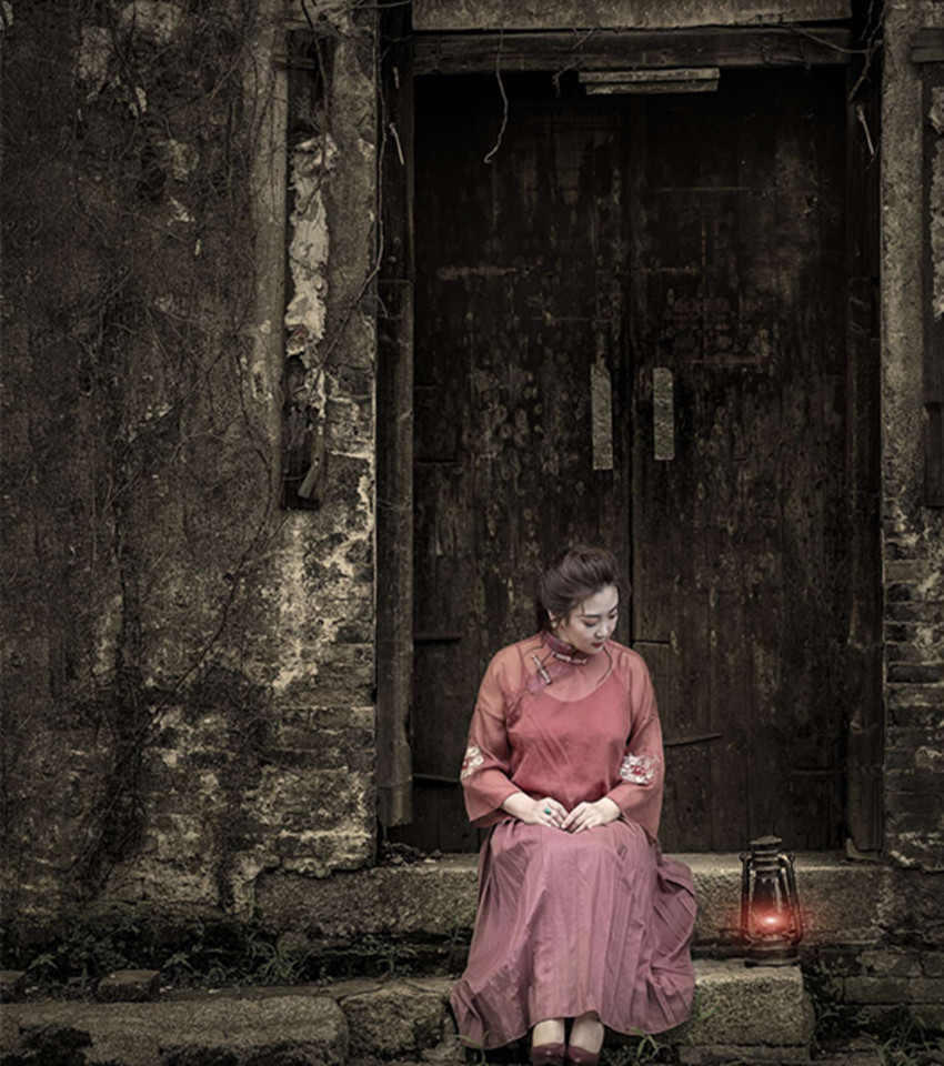 推开夜的门楣 独自守候静寂的夜色 耳边飘来唯美阴郁的音乐 腾讯新闻