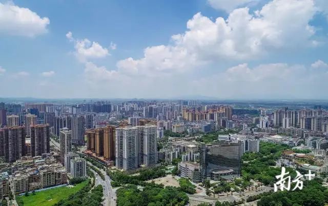 12日上午,经过一轮"龙舟水"洗礼,清远市区天空格外清澈明亮.