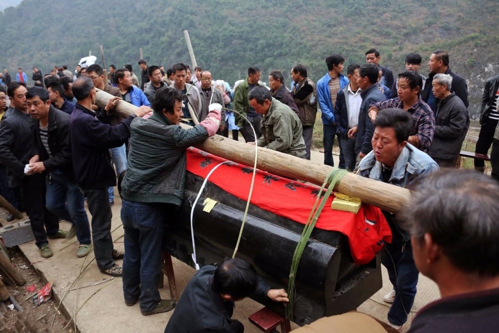 为啥老人常说抬棺时棺材不能落地?并非封建迷信,是有科学依据的