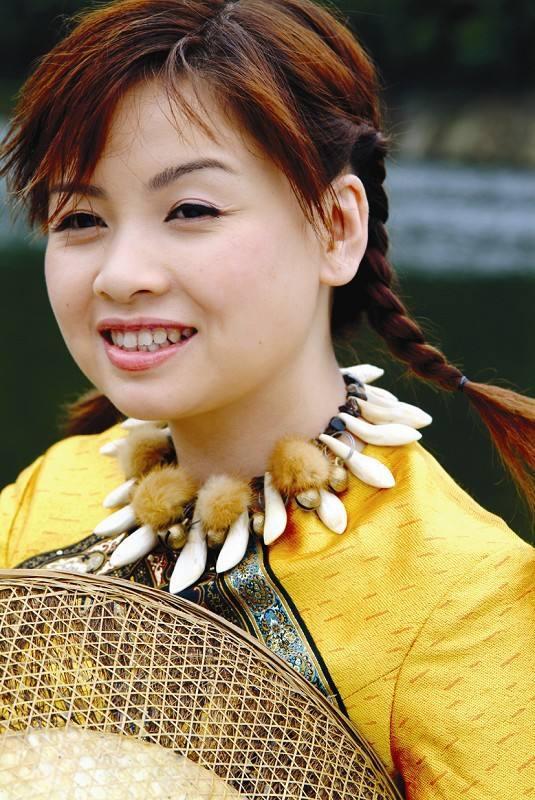 21岁一曲成名,因朱迅一个错误事业受挫,如今的李琼怎样了