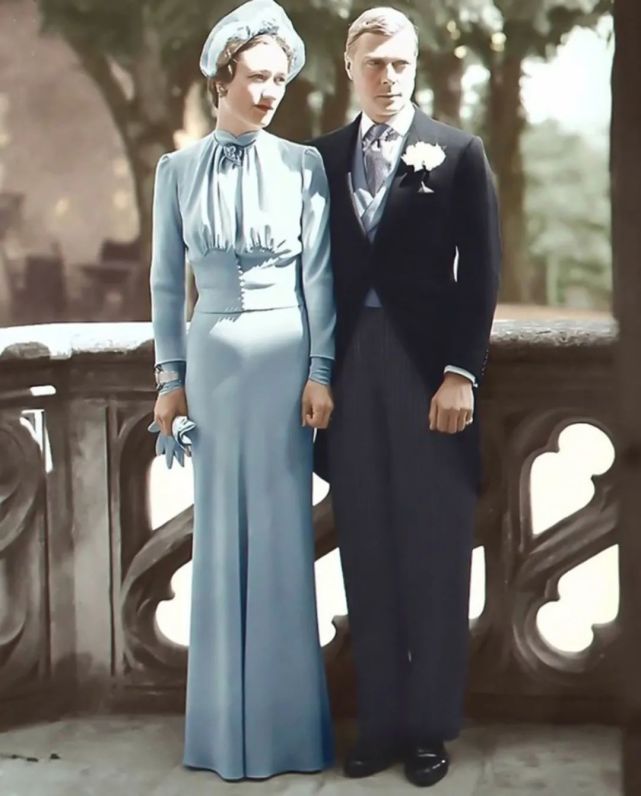 她是被英王室赶出宫的骨感美人 特爱皇家蓝 连婚纱都选择蓝色的 婚礼 新娘 辛普森 骨感 戴安娜 婚纱