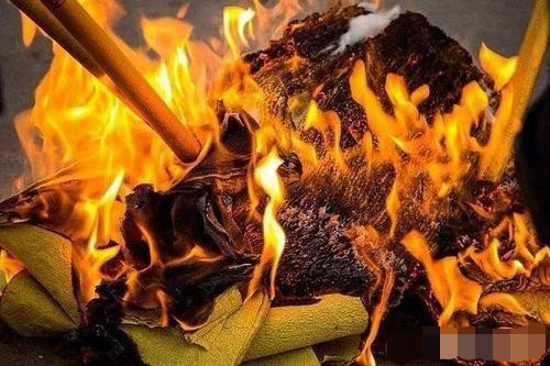 农村老人去世后为何要把生前的衣服烧掉?真正原因也许你不知