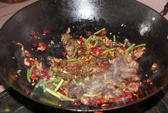 而且这道"老鼠干"做起来也很简单,将捕获的田鼠除去鼠毛和内脏,然后将