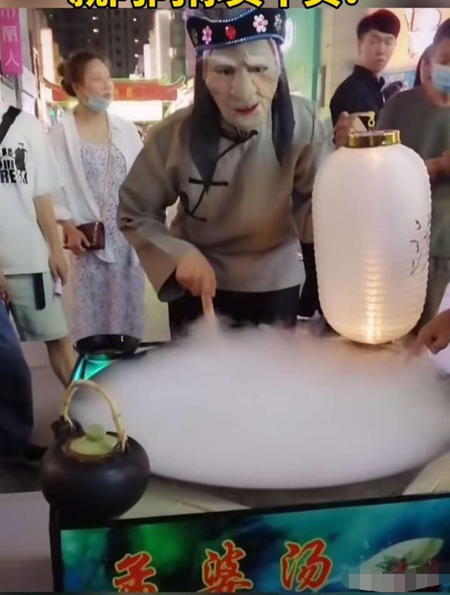 6月6日,河南郑州二七万达的"孟婆汤"狂掀热潮,现场人山人海,都拿着