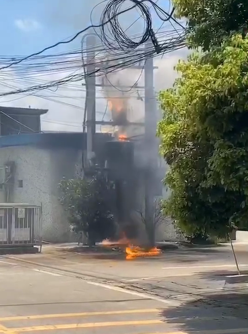 街头一变压器起火现场火光骇人