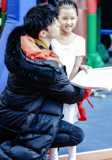 有一种"整容"叫果果长大了,大长腿美成公主,难怪薛之谦很宠她