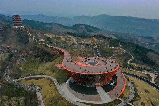 橙色又带有金属质感彰显出龙泉山森林魅力.