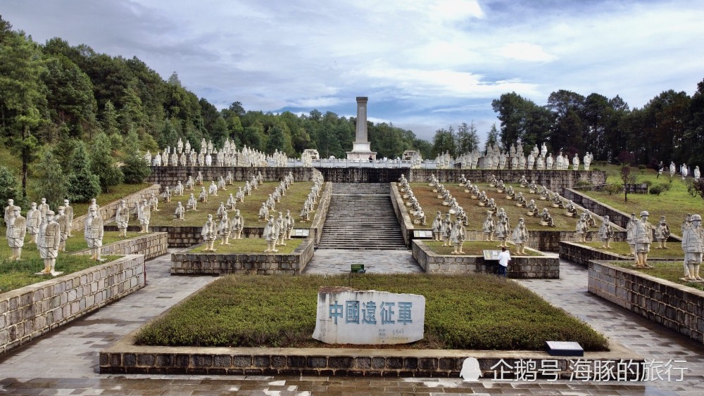 遠征軍雕塑群,位於雲南省龍陵縣,滇西抗戰松山戰役主戰場遺址南側幾百