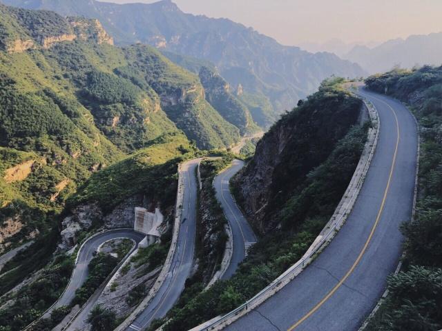北京"魔鬼公路"火了!老司机都不敢掉以轻心,网友:常规操作
