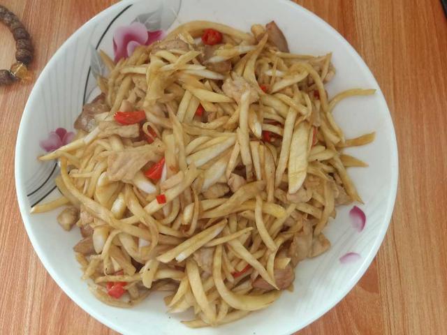 上次去大姨家吃饭,其中有一道是炒水笋,吃起香味十