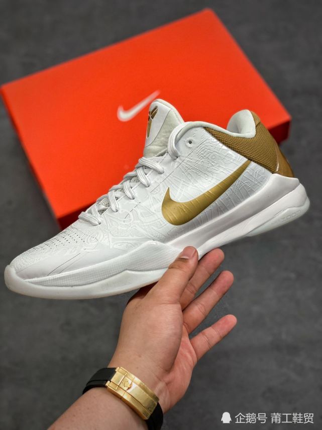 提前预定年度最帅战靴耐克kobe5白金大舞台开箱情怀颜值均满分