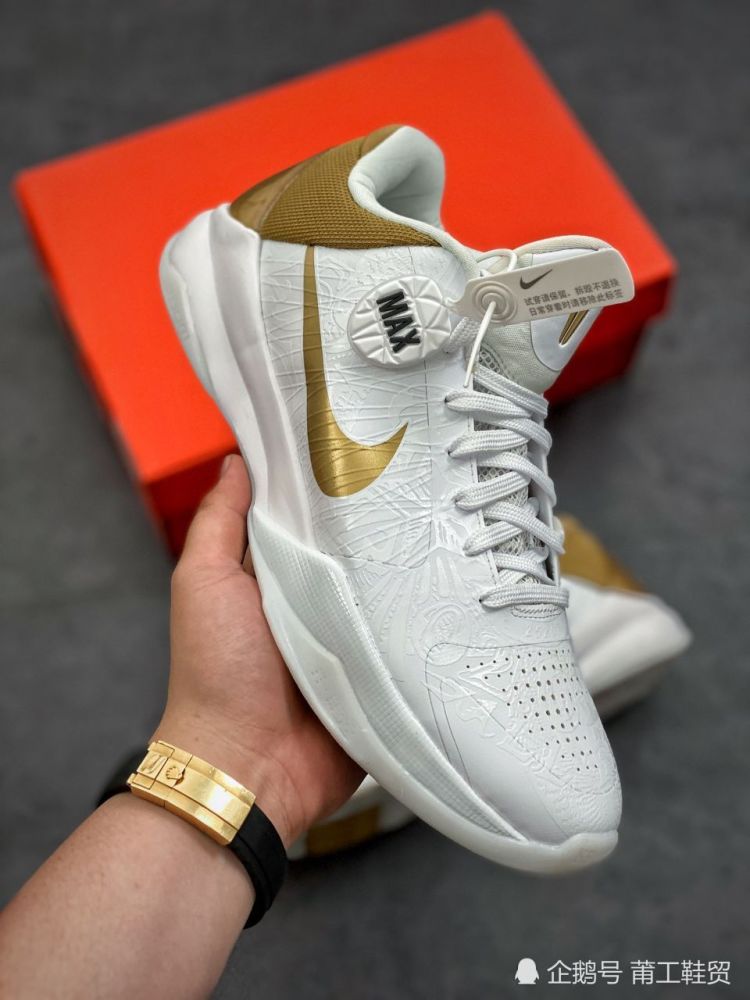 提前预定年度最帅战靴耐克kobe5白金大舞台开箱情怀颜值均满分
