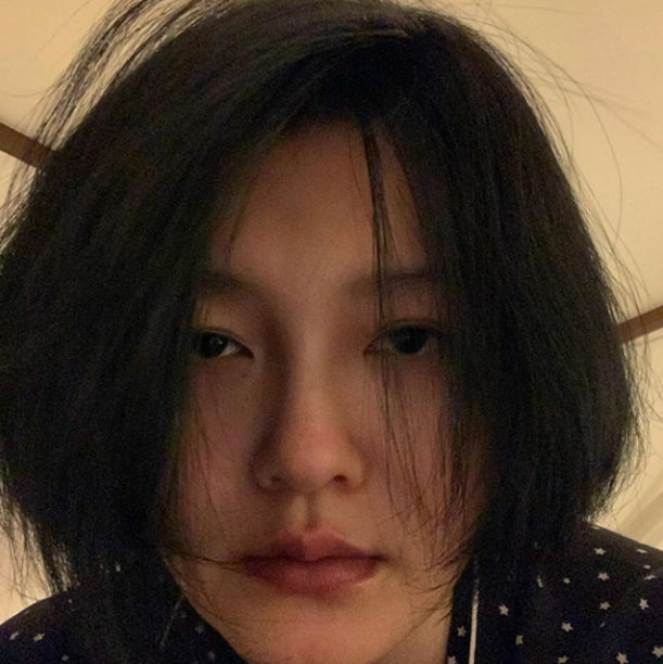 43岁大s有颜任性晒短发素颜怼脸自拍照眼神迷离和妹妹很像