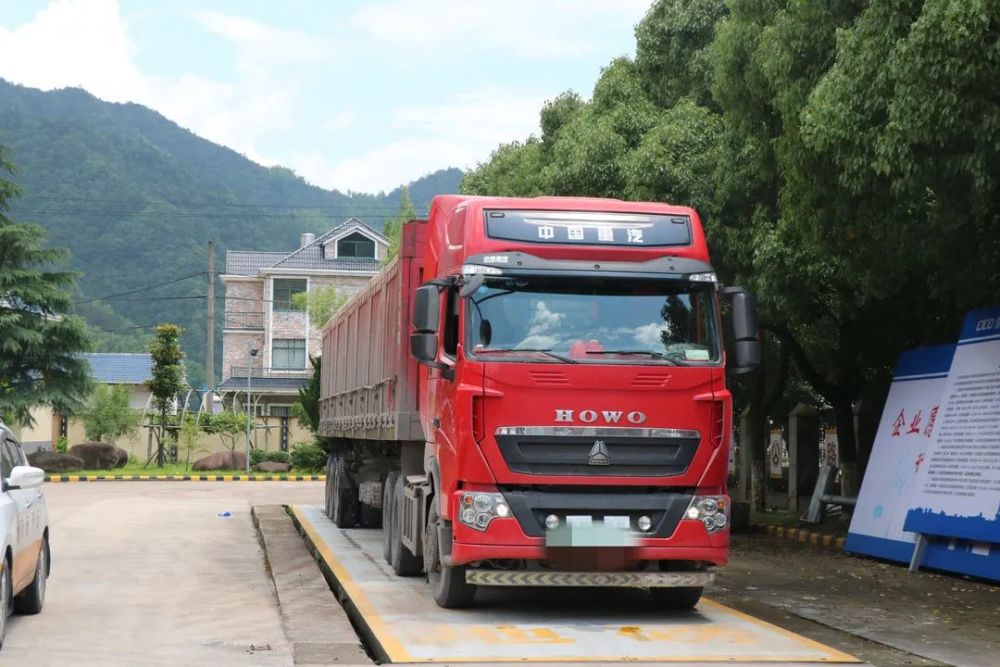 超重100多吨遂昌拦下今年最重货车超限王