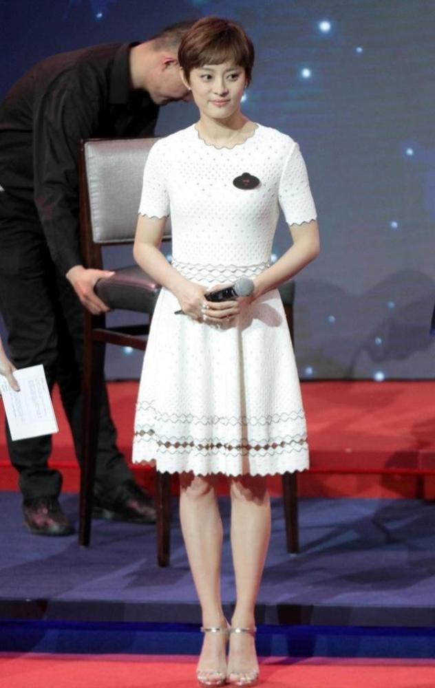 孙俪真高调,穿白色一字肩连衣裙,依旧少女气息