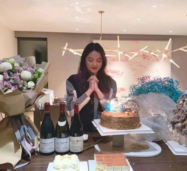 华为小公主晒哈佛毕业照 满桌红酒被挡无意炫富 2万块玩偶抢镜 微信商城