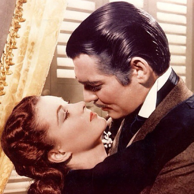 与小说里白瑞德船长痴恋斯嘉丽不同,这片子的男主角克拉克盖博和费雯