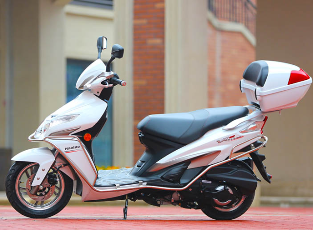 铃木150级巡航踏板,风冷电喷 耐磨型轮胎,续航300km,1.03万