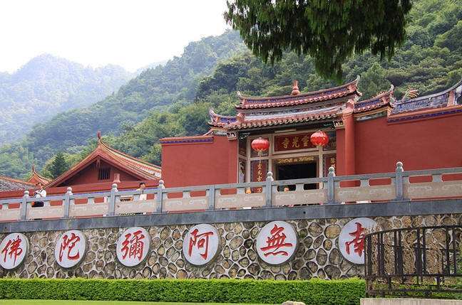 梅州灵光寺内有块匾上面的字一般人不认识匾后有一段曲折故事