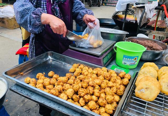 寻找早市灵魂:看过东北街边摊这些美食,还敢说你能淡定不流口水