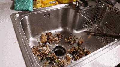 乱倒剩饭剩菜,厨房突发爆炸!