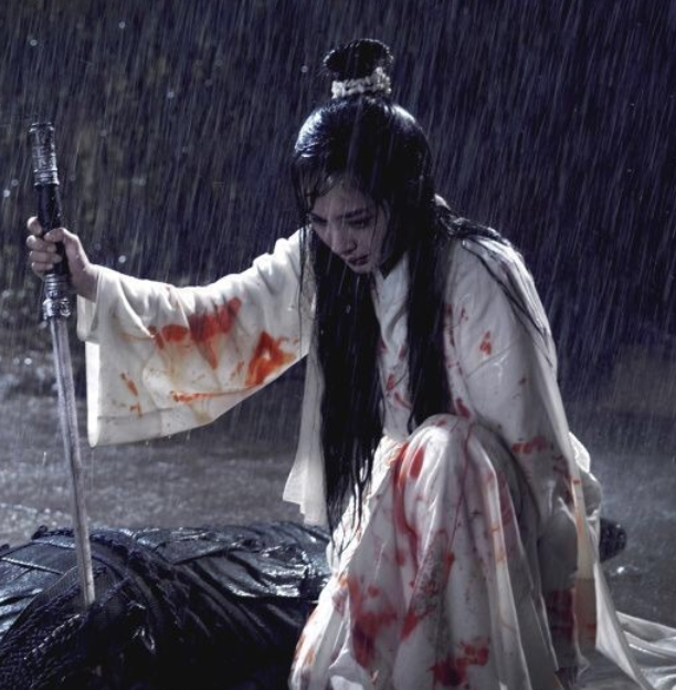 同样是女演员淋雨的剧照:杨幂最悲壮,赵丽颖最动人,杨紫最让人意外!