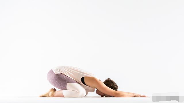 一个瑜伽侧身伸展动作,让你的曲线更优美迷人,更能强化你的核心力量!