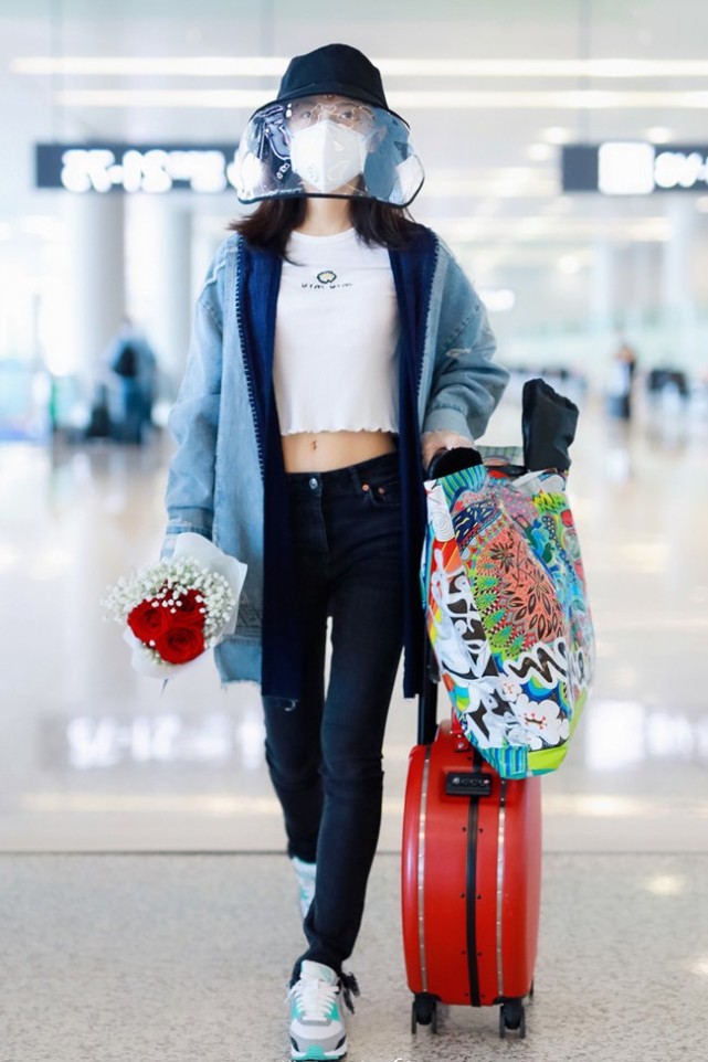 有种腿精叫17岁的赵今麦,穿上紧身裤后,这腿围让女生看了崩溃