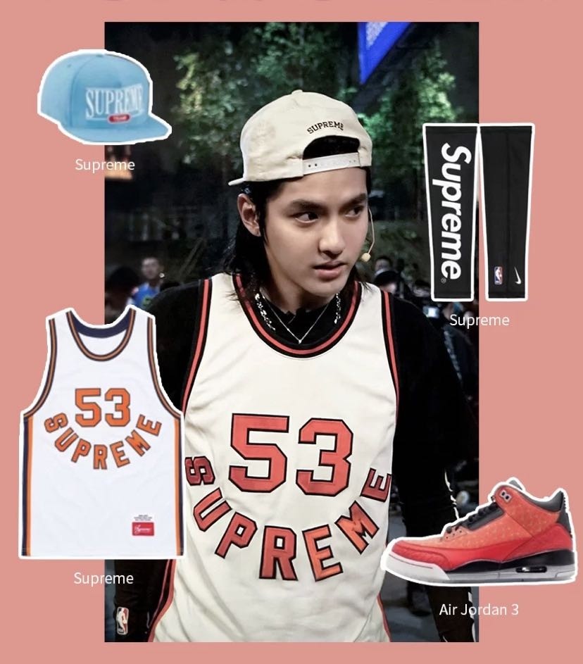 吴亦凡这套打球穿搭中,黑色运动上衣外搭配了一件supreme的棒球服,看