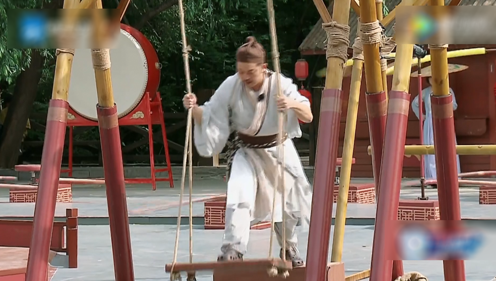 沙溢"千辛万苦"闯过了这一环节后,需要踩着一个秋千踏板迈过两个台子.