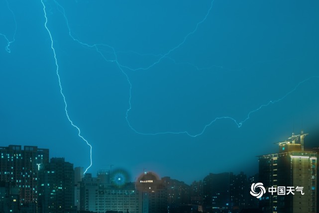 昨夜伴随降雨,武汉还出现雷暴大风等强对流天气.