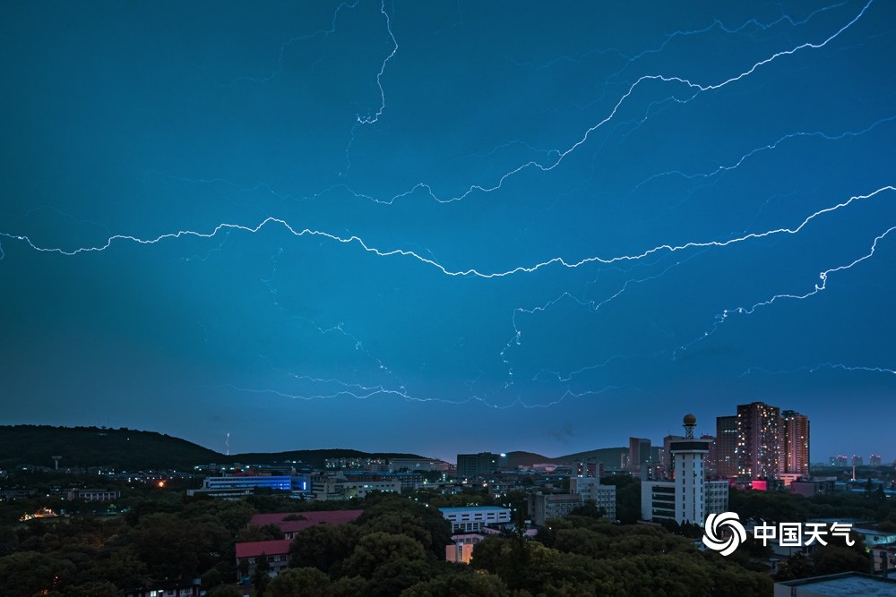 武汉迎来梅雨期首场大暴雨8000多次闪电点亮夜空