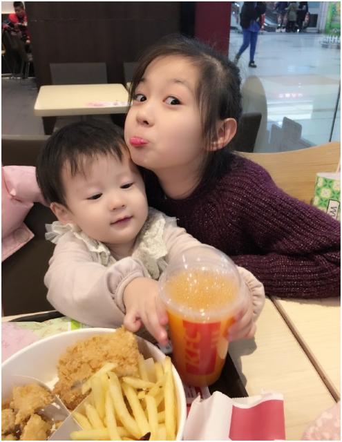 赵兰妮也从当初的小萌娃出落成异域美人,任谁能不去羡慕亲生父母呢?