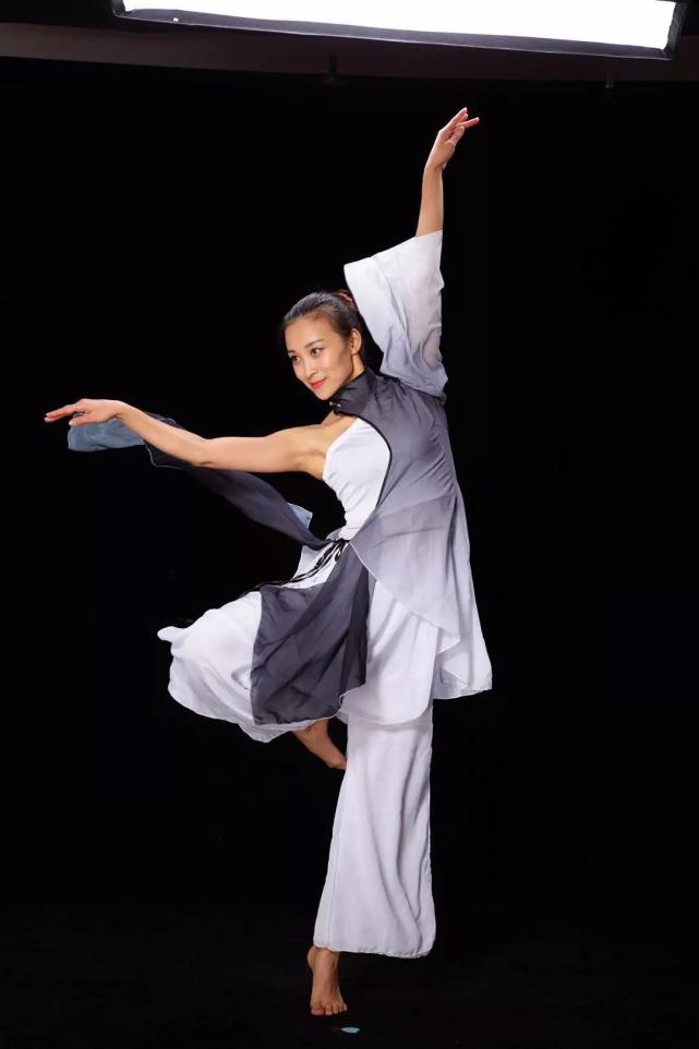 今天我们要介绍的明星教练是一名叫做吴文英(英子)的女教练,拥有着