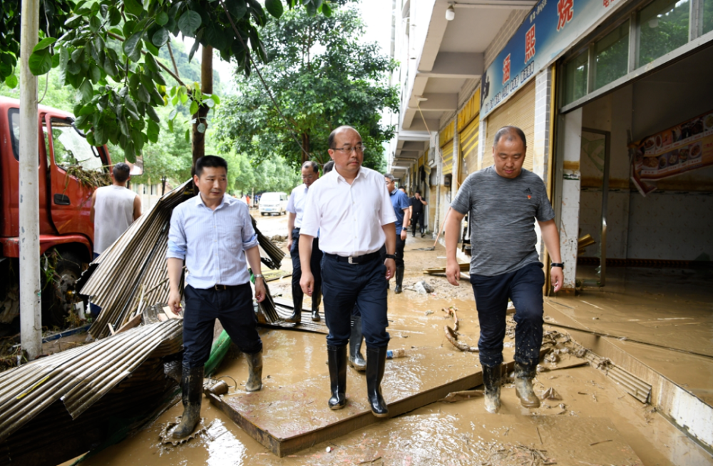 6月12日,吴强到正安县碧峰镇,现场指导抢险救灾工作.