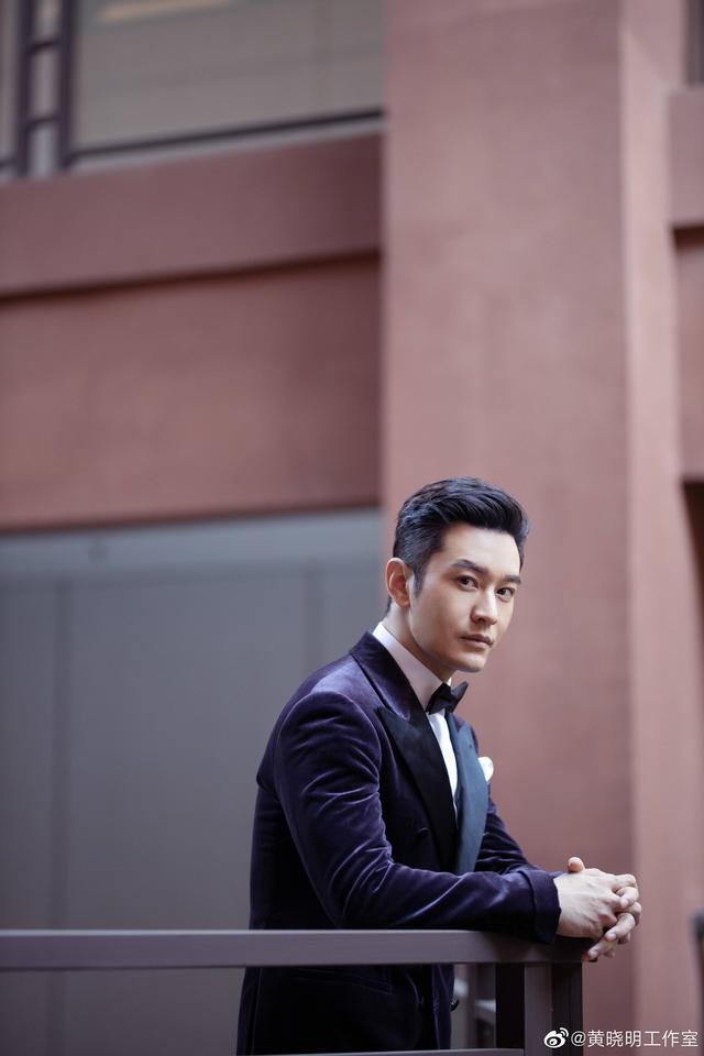 黄晓明的气质还和发型有关系,同样穿西装,大背头显老又油腻,锡纸烫则