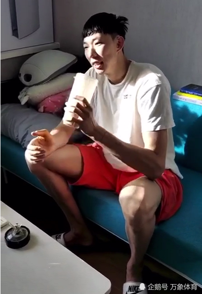 周琦直播吃早餐分量不如中学生喝蛋白粉增肌个人宿舍曝光