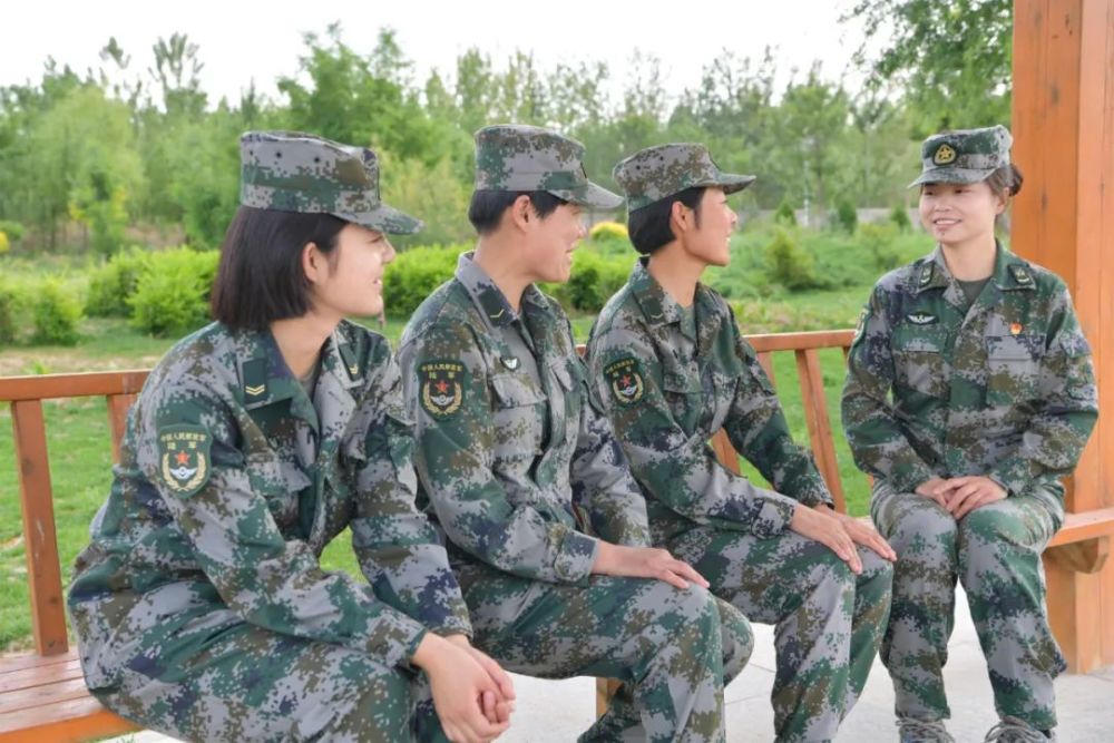 与战友们谈心交心